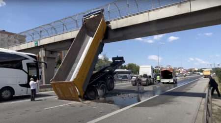 Read more about the article Lifted Trailer Hits Pedestrian Bridge On Motorway As Person Walks On