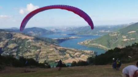 Read more about the article Terrifying Moment Paraglide Passenger Clings On For Dear Life